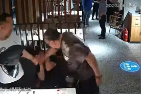 烤签捅脸、酒瓶砸头！男子烧烤店被打，行凶者竟是多年好友！图片