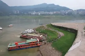 现实版“乘风破浪” 重庆云阳612名中考考生坐船赶考图片