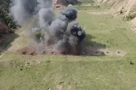 穿上排爆服啥感觉？四肢像被捆上石头……图片