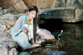 泉边玩水的女孩图片