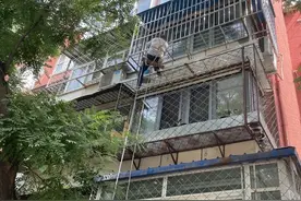 老人家中漏水焦急万分，社区协调“蜘蛛人”修补墙面图片