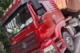 “马大哈”司机“莽撞”驾驶，厢式大货车撞上限高架严重变形图片