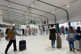 澳航放宽空乘着装规定 男性空乘也可化妆图片