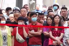 果然视频|济南中考大批家长场外守候，全程温馨陪伴鼓励孩子图片