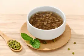 夏天喝碗绿豆汤！怎么煮才解暑，红汤还是绿汤，大有讲究~图片