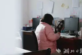 恩施市：她的手机里有全校孩子的生日日期图片