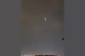 成都天空出现“不明发光体” 科普博主：或为“暖夜灯柱”图片