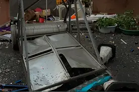 南京狂风暴雨引发废弃太阳能热水器坠落，悬在头顶的“炸弹”谁来管？图片