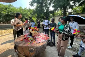 平邑县温水镇：老外看非遗，看得很着迷图片