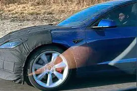 新款Model 3首曝蓝色车漆，内饰延续极简风格图片