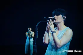 时隔7年在广州再开唱，李荣浩表演“喷泉”图片