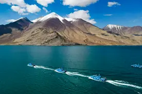 边防官兵巡逻画面，太美了！图片