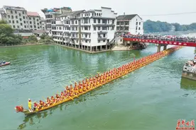超长龙舟试水图片
