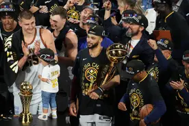NBA总决赛：掘金首夺美职篮总冠军 约基奇当选总决赛最有价值球员图片