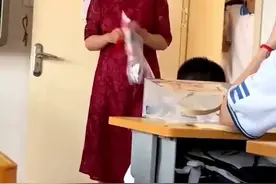 感动！初中毕业生准备离别惊喜 老师看到后转身抹眼泪图片