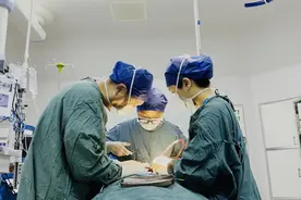 女子一吃饭就下巴痛，原来是口腔里长了“石头”图片