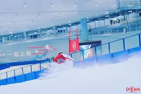冰雪迎大运！首届中国大学生室内滑雪联赛在成都开赛图片