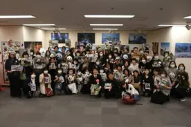 日本民众遥祝中国大熊猫“香香”生日快乐图片