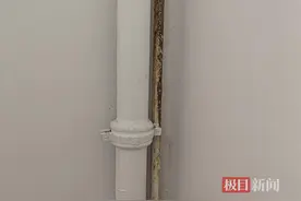 极目帮办|长期无人居住房水管漏水，楼下邻居家成“水帘洞”，记者协调，“恼人”的水管当晚就被封堵了图片