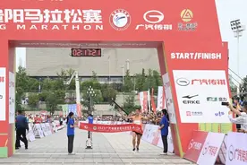 从修车工到马拉松冠军，他在奔跑中书写新的人生图片