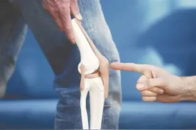 膝关节置换一半 专家：术后第二天可下地站立图片