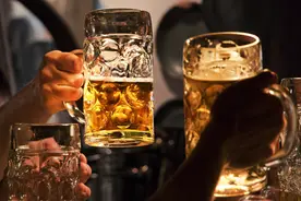 好友聚餐吃烧烤，冰啤酒一口闷后21岁小伙突然大口吐血……图片