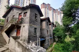 住户反映3年前鉴定的D级危房未解决 现场探访仍有人住 官方：正争取资金改造图片