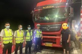 逃费2万余元！超载大货车87次“蹭”车冲卡终落网图片