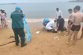 小伙游泳溺水，海边路人接力救援图片