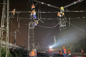 京沪铁路上，“夜行侠”为接触网做了个“正骨手术”图片