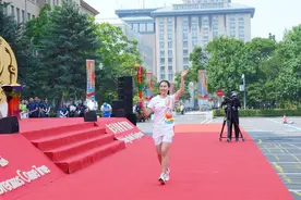 时隔14载大运之火再回冰城 成都大运会火炬在哈尔滨传递图片