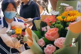 果然视频∣学生家长为同班考生送上饮品，祝愿所有的考生金榜题名图片