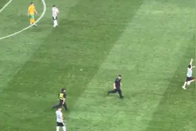 球迷冲入阿根廷队比赛现场：拥抱梅西，还和大马丁击掌图片