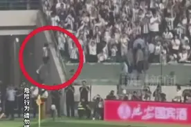 狂热球迷翻下看台冲进场拥抱梅西，梅西目送球迷被安保抬出场，网友：可以吹一辈子了图片