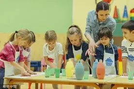德媒：大龄学童还穿尿不湿上学，烦坏瑞士老师图片
