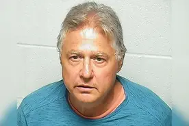 美国男子在睡梦中持枪射伤自己，被控两项重罪遭起诉图片