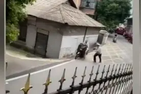 当地回应辅警将骑车冲卡男子推下斜坡：已辞退视频封面