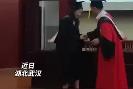 毕业典礼“卧龙凤雏”爆火！两个人都找到了，没想到的是……图片