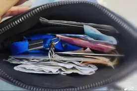 乘客空手上车下车时却多个钱包 细心的哥发现不对劲图片