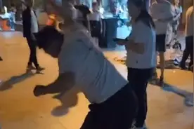 气愤！小孩在路边摊买猫后家长不同意养找商家退猫遭拒后孩子爸爸当场将猫摔死视频封面