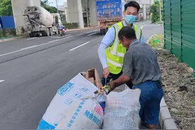 货物洒落急坏拾荒老人，中山西环收费员暖心相助图片