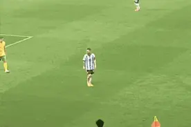 球迷闯入赛场拥抱梅西致比赛中断 律师：曾有行拘罚款先例图片