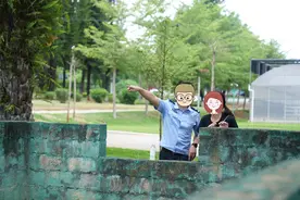 榜样！女儿为不能露脸的父亲佩戴一等功奖章图片