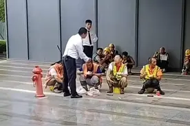 深圳一公司保安驱赶避雨吃饭的工人？回应：目前无法下定论，会核实图片