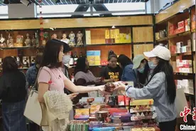 中哈霍尔果斯国际边境合作中心进出人员突破100万人次图片