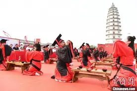 河北定州举办汉式集体婚礼  26对新人体验中国传统古礼图片