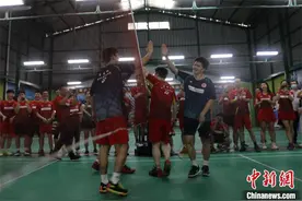 第十二届“德龙杯”羽毛球赛开赛 梁伟铿/王昶现场开球图片