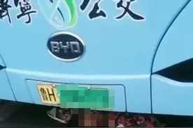 济宁一女子拦停公交钻车底，当地公安：排除女子吸毒与醉酒图片