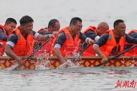 飞桨逐浪！  衡东华翔龙舟队勇夺桂冠图片
