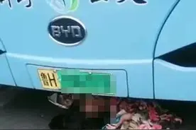 太奇葩！女子当街钻入公交车底图片